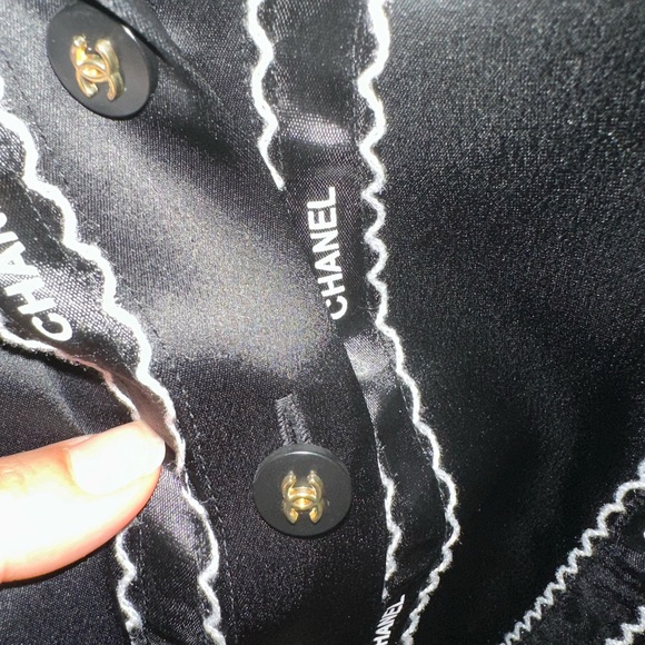 Chanell silk top  in perfect conditions chest size 104 cm length 63 wears - Picture 4 of 7